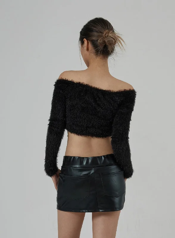 off-shoulder-zipper-faux-fur-cropped-top-cj302